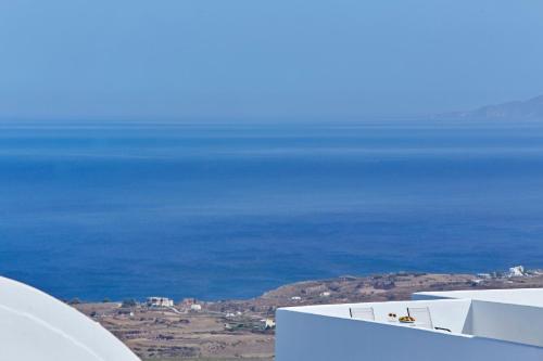 - une vue sur l'océan depuis un avion dans l'établissement Santorini Palace, à Fira