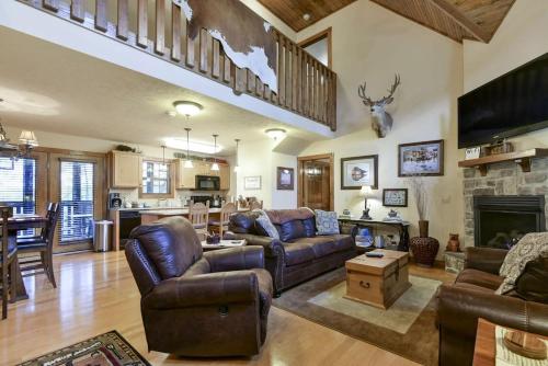 a living room with leather furniture and a fireplace at Sooner Settle Lodge 4 King Rooms Stonebridge in Reeds Spring