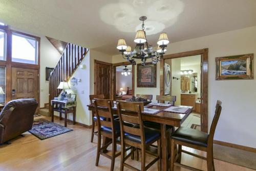 a dining room with a wooden table and chairs at Sooner Settle Lodge 4 King Rooms Stonebridge in Reeds Spring