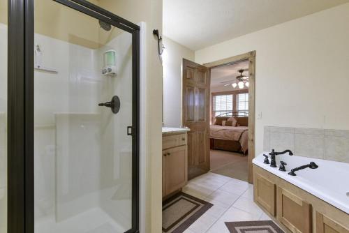 a bathroom with a shower and a sink at Sooner Settle Lodge 4 King Rooms Stonebridge in Reeds Spring