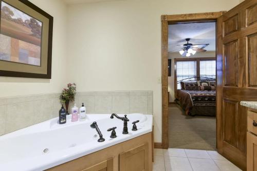Gambar di galeri bagi Sooner Settle Lodge 4 King Rooms Stonebridge di Reeds Spring