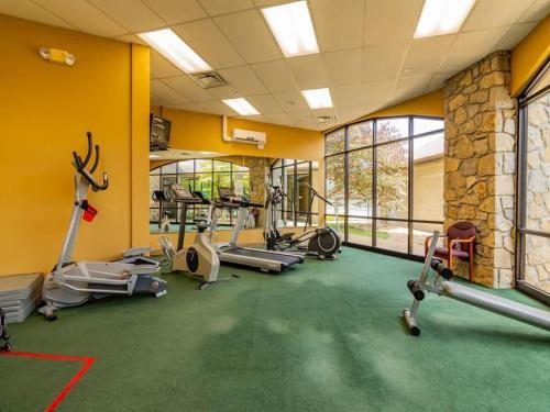 a gym with a bunch of exercise equipment in a room at Sooner Settle Lodge 4 King Rooms Stonebridge in Reeds Spring