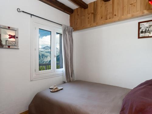 une chambre avec un lit et une fenêtre dans l'établissement Duplex cosy à Courchevel 1850, 6-8 pers, proche pistes - FR-1-631-218, à Courchevel