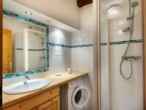 une salle de bain avec un lavabo et une machine à laver dans l'établissement Duplex cosy à Courchevel 1850, 6-8 pers, proche pistes - FR-1-631-218, à Courchevel