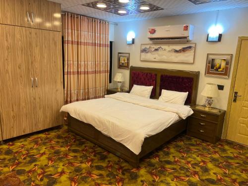 a bedroom with a large bed with white sheets at Three-bedroom Urban Retreat with Terrace AQZ Apartments in Humak