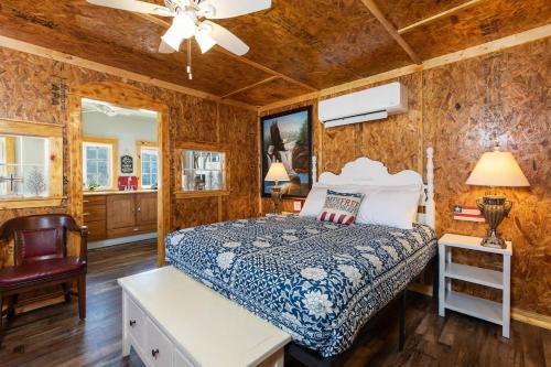 ein Schlafzimmer mit Bett und Deckenventilator in der Unterkunft Historic Rockaway Beach Cottage in Rockaway Beach