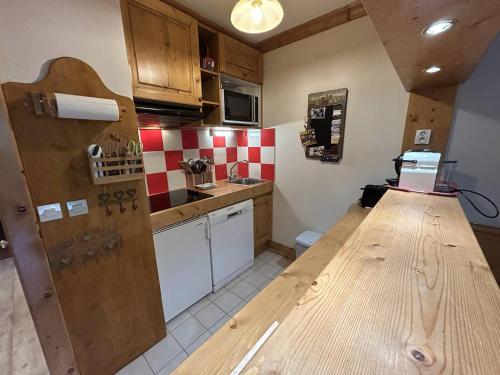 une cuisine avec un comptoir en bois dans une pièce dans l'établissement Charmant Appartement Méribel - 2 Pièces, Cabine, Balcon Sud, Casier à Skis - FR-1-355-266, à Les Allues
