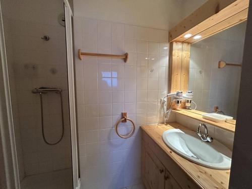 une salle de bain avec un lavabo et une douche dans l'établissement Charmant Appartement Méribel - 2 Pièces, Cabine, Balcon Sud, Casier à Skis - FR-1-355-266, à Les Allues