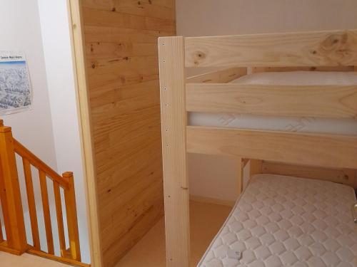quelques lits superposés dans une chambre dans l'établissement Albiez-Montrond, appt 70m2, 4 pièces, 10 pers, équipement bébé - FR-1-618-38, à Albiez-Montrond