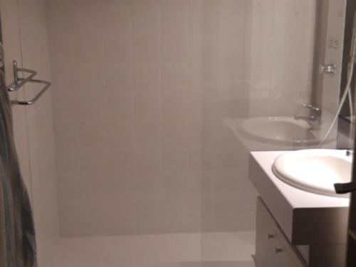 une salle de bain avec un lavabo, une baignoire et des toilettes dans l'établissement Albiez-Montrond, appt 70m2, 4 pièces, 10 pers, équipement bébé - FR-1-618-38, à Albiez-Montrond