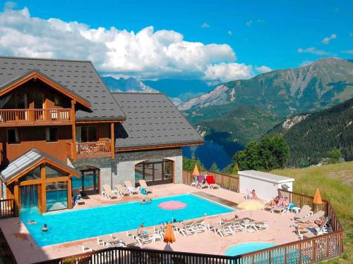 une maison avec une piscine dans les montagnes dans l'établissement Albiez-Montrond, appt 70m2, 4 pièces, 10 pers, équipement bébé - FR-1-618-38, à Albiez-Montrond