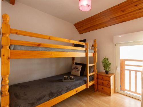 une chambre avec deux lits superposés dans une pièce dans l'établissement Appartement cosy pour 4 à Saint Lary village, proche pistes - FR-1-296-503, à Saint-Lary-Soulan