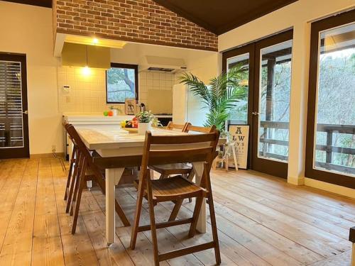 a kitchen and dining room with a table and chairs at トラストメゾン一碧湖 in Ogi