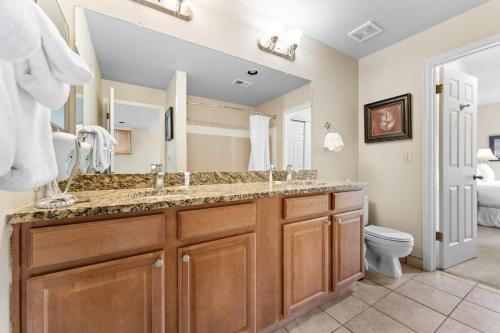 un baño con lavabo e inodoro en Greens at Copper 219 by Summit County Mountain Retreats, en Copper Mountain