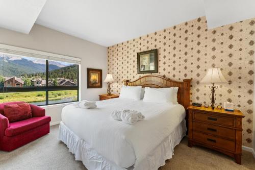 una camera da letto con un letto, una sedia e una finestra di Greens at Copper 316 a Copper Mountain