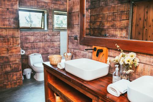 a bathroom with a sink and a toilet at Casona el Refugio Casablanca in Casablanca