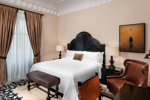 Un ou plusieurs lits dans un hébergement de l'établissement Hotel Alfonso XIII, a Luxury Collection Hotel, Seville