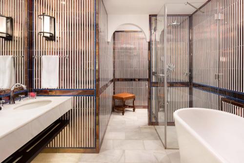 une salle de bain avec deux lavabos et une baignoire dans l'établissement Hotel Alfonso XIII, a Luxury Collection Hotel, Seville, à Séville
