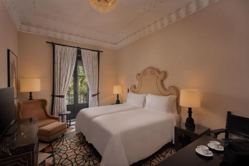 Un ou plusieurs lits dans un hébergement de l'établissement Hotel Alfonso XIII, a Luxury Collection Hotel, Seville