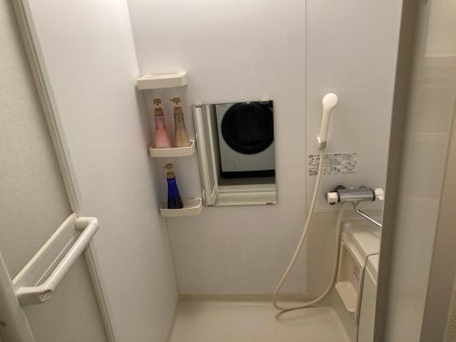 a bathroom with a microwave on the wall at 【509号室】小樽キャナルビュー AMS海宝樓 in Kita-hamachō