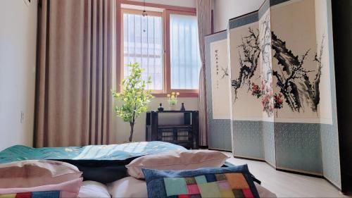 a living room with a bed and a window at Hanyang Healing House - 외국인 전용 in Seoul