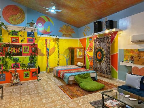 Ένα ή περισσότερα κρεβάτια σε δωμάτιο στο Hippie Chic Oasis