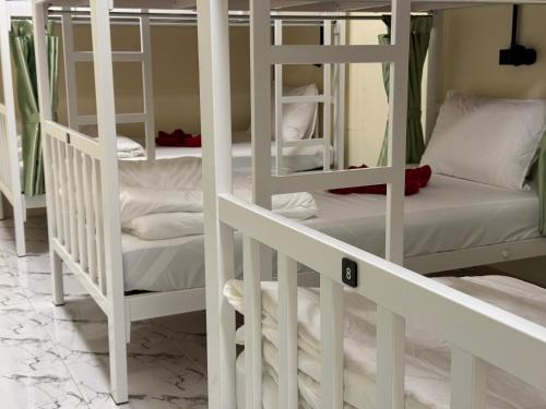 カオソックにあるBunk Bed Hostel Khao Sokの部屋にある二段ベッドのグループ