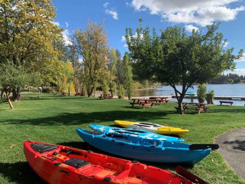 a group of three kayaks sitting on the grass in a park at Ruby's Resort & RV Castle Log House in Medical Lake