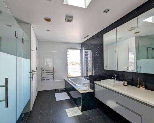 Un baño de Waterfront Oasis , Infinity Pool, Sauna and steam room