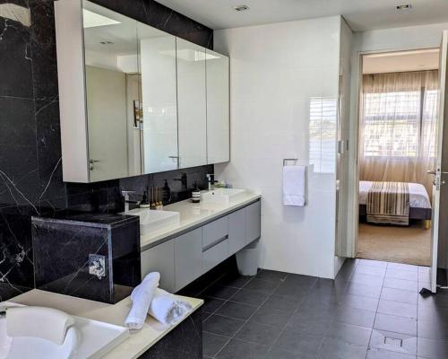 Un baño de Waterfront Oasis , Infinity Pool, Sauna and steam room