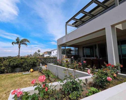 Un jardín fuera de Waterfront Oasis , Infinity Pool, Sauna and steam room