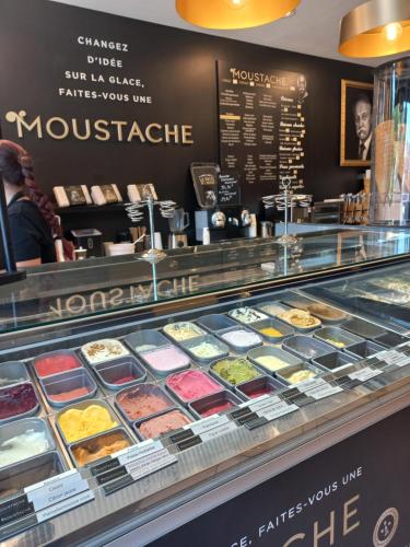 une vitrine remplie de nombreux cosmétiques de différentes couleurs. dans l'établissement Studio du départ pour les îles Quiberon, à Quiberon