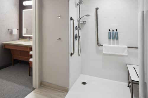 Koupelna v ubytování Courtyard by Marriott Mississauga-Airport Corporate Centre West