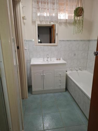 ein Badezimmer mit Badewanne und Waschbecken in der Unterkunft Pakenham Central in Echuca
