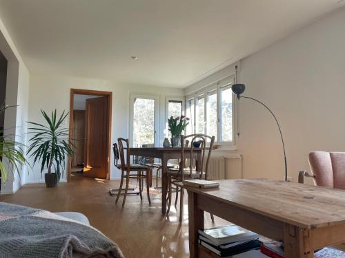 MalansにあるBuchenwald Wohnungのダイニングテーブルと椅子のあるリビングルーム