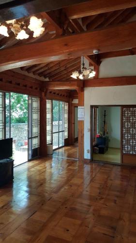 Imagen de la galería de Goseong Choi Pilgan`s Old House, en Goseong