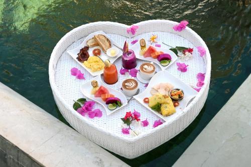 une assiette de nourriture en forme de cœur dans l'établissement Kokomo Resort Gili Gede, à Gili Gede