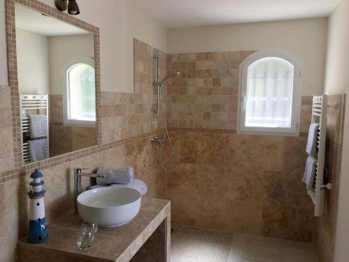 une salle de bain avec un lavabo et une douche dans l'établissement Holiday Home in Le Plan-de-la-Tour with Pool, au Muy