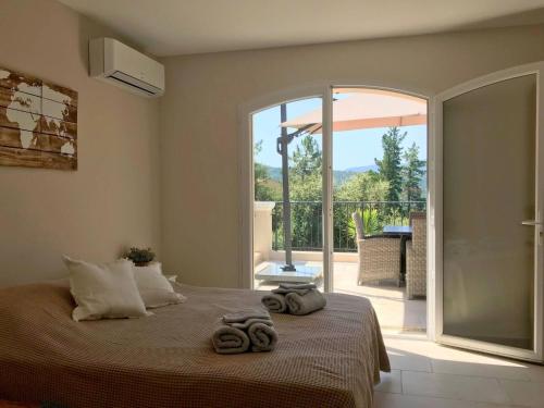 une chambre avec un lit avec des serviettes dessus dans l'établissement Holiday Home in Le Plan-de-la-Tour with Pool, au Muy