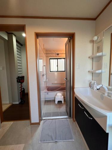 Ένα μπάνιο στο Check in is available from 12 PM Yokkaichi Miyamadocho House A