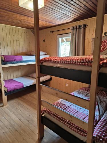 Letto o letti in una camera di Ô Bercail Gîte de basse montagne 7' de vercorin