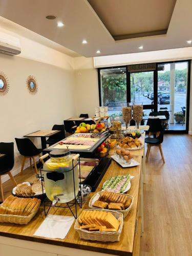 ペスキエーラ・デル・ガルダにあるHotel Benaco Mavrasのビュッフェ(パンなど)