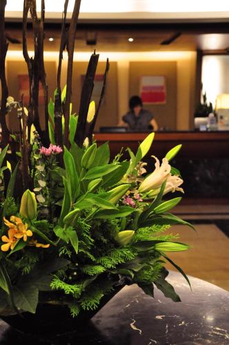 a vase filled with green plants on a table at Jingan Classic Inn in Zhonghe