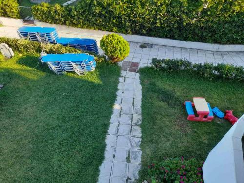 Bazén v ubytování Iris Seafront Apartments nebo v jeho okolí