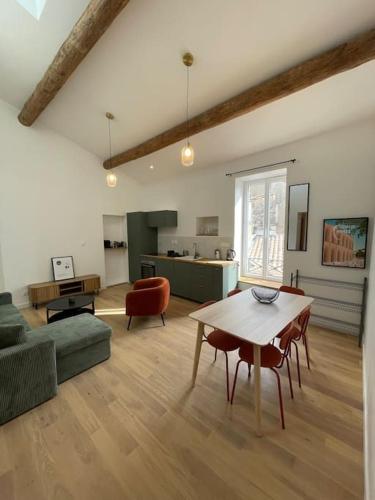 un salon avec une table et un canapé dans l'établissement L écrin du Questel, à Nîmes