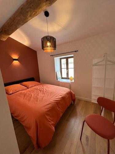 une chambre avec un lit orange et une fenêtre dans l'établissement L écrin du Questel, à Nîmes