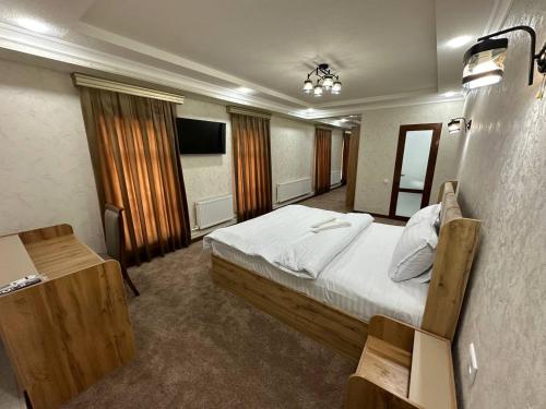 Ένα ή περισσότερα κρεβάτια σε δωμάτιο στο Toj Mahal Hotel