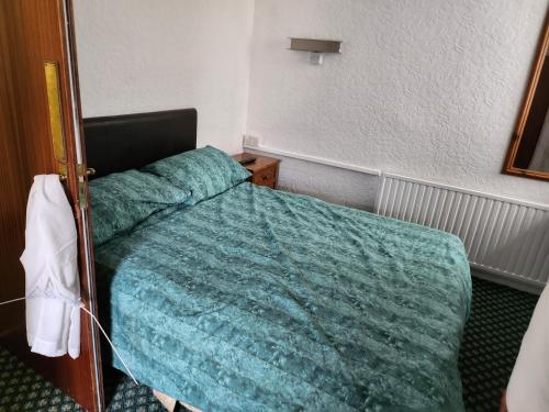 Postel nebo postele na pokoji v ubytování Queens Guest house