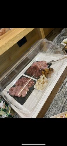 un recipiente de plástico lleno de diferentes tipos de alimentos en Zara Chalet, en Bran