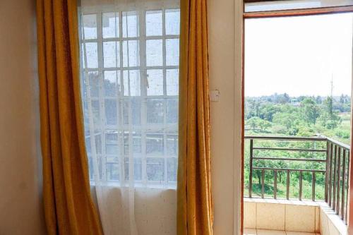 ventana en una habitación con vistas a un balcón en Nanasi Homes, en Thika